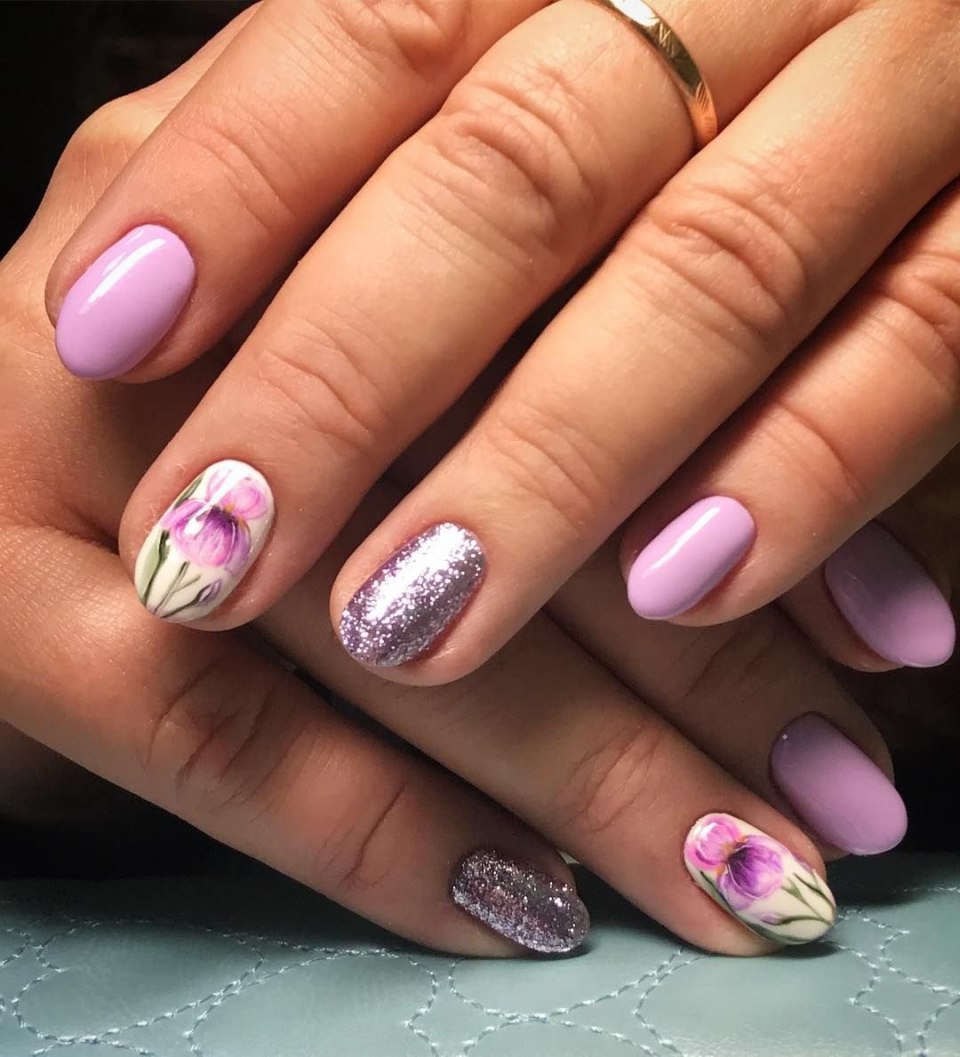Маникюр нежный с ирисами