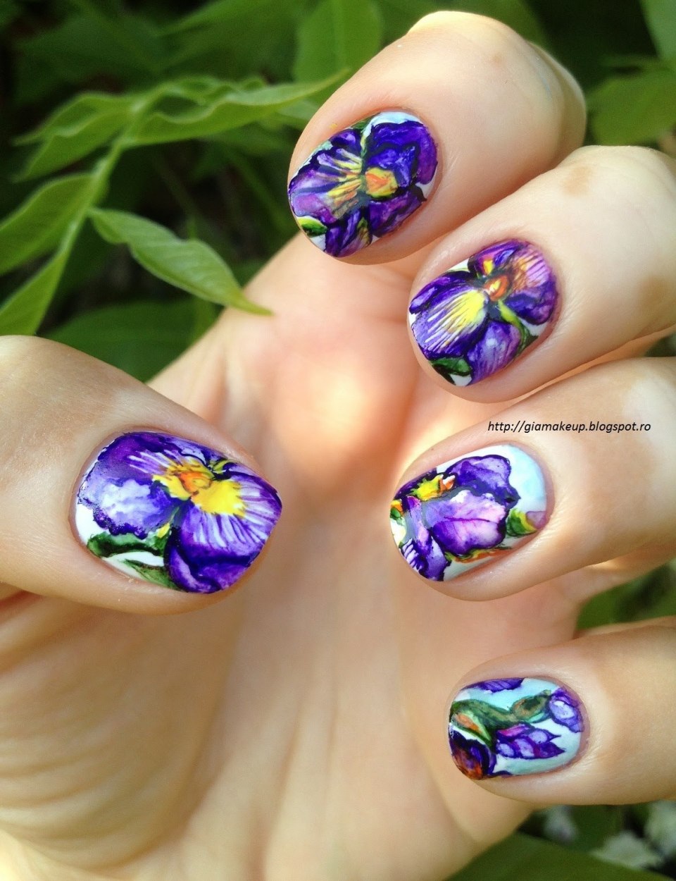 Анютины глазки на ногтях