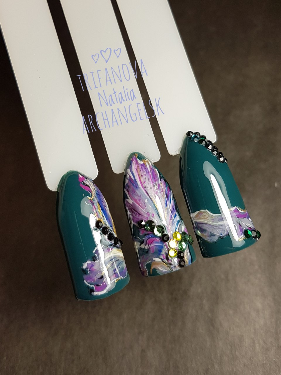 Маникюр с рисунком ириса