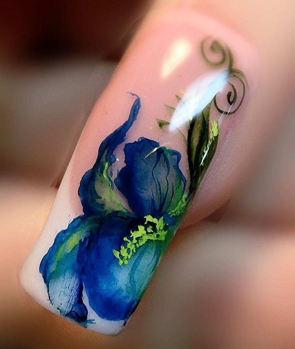 Акварельная роспись на ногтях