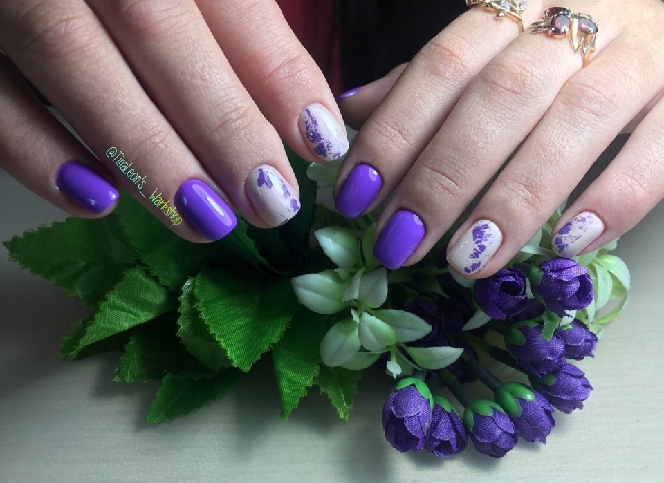 Сиреневый маникюр с цветочками