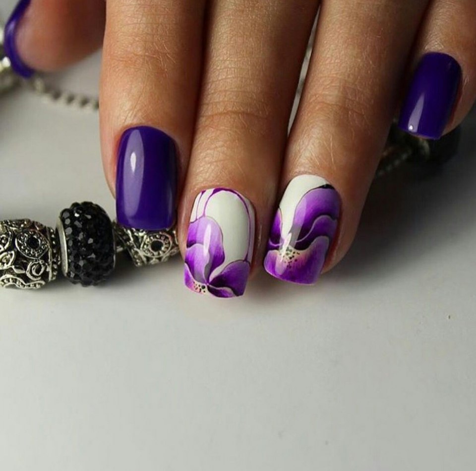 Красивый маникюр в сиреневых тонах