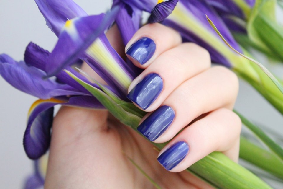 Дизайн ногтей Весна с ирисами