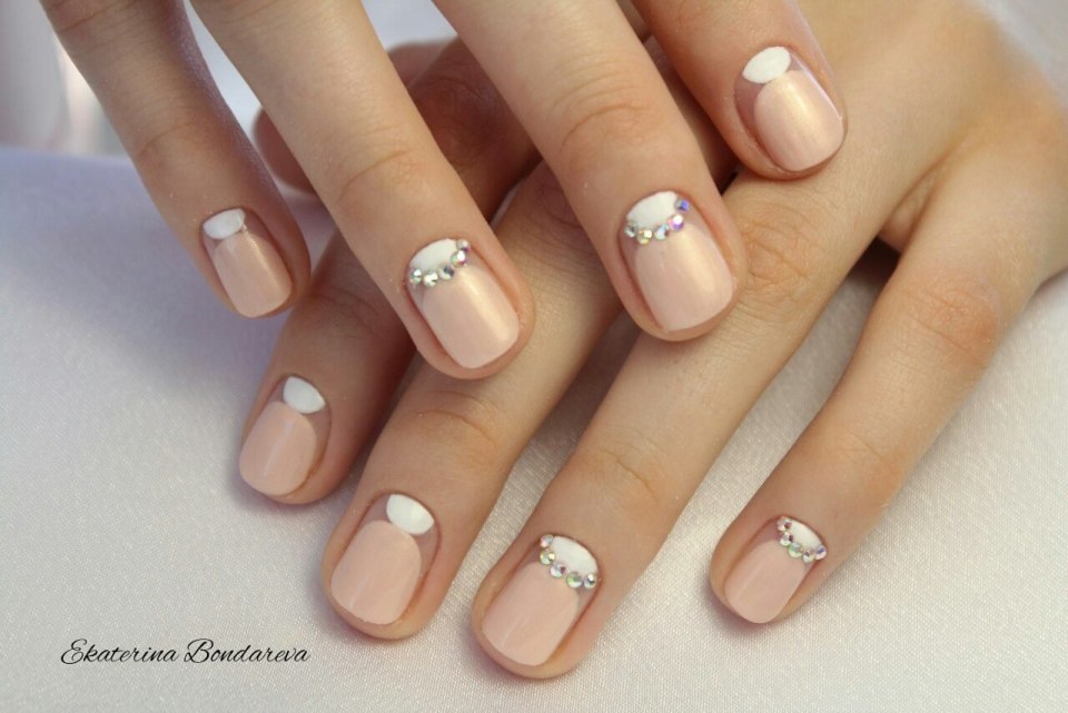 Маникюр с лунками на короткие ногти
