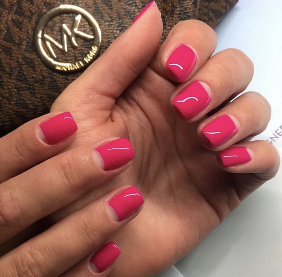 Розовый маникюр с лунками
