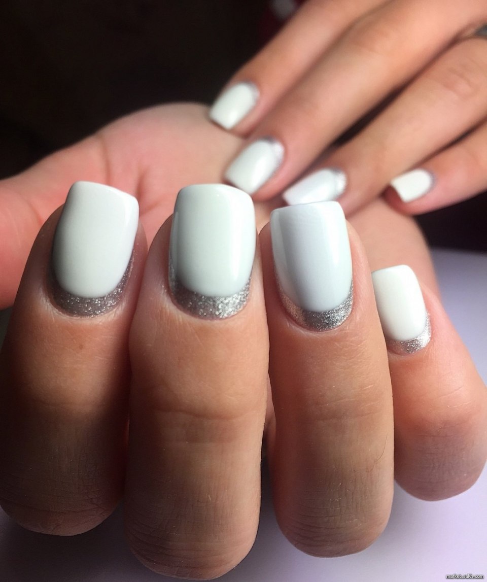 Маникюр с серебряными лунками