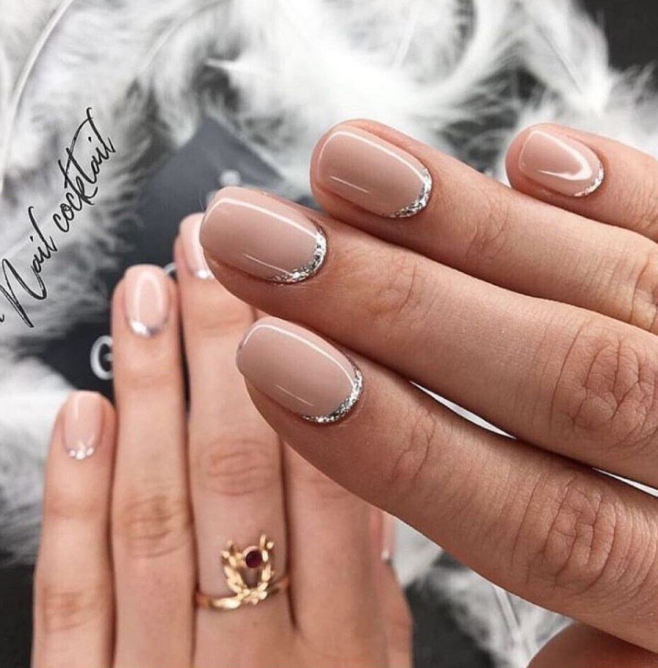 Серебристый френч на короткие ногти