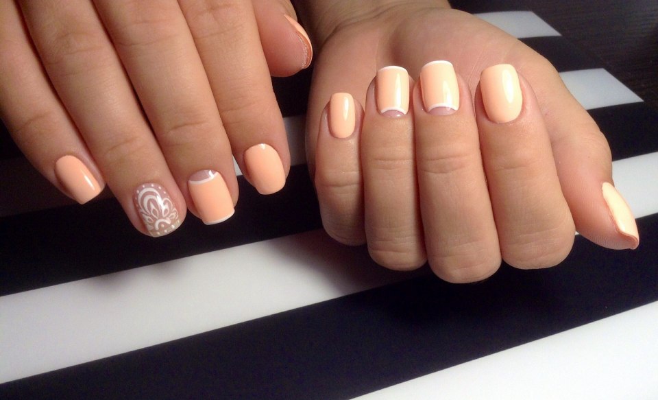 Лунный маникюр на короткие ногти