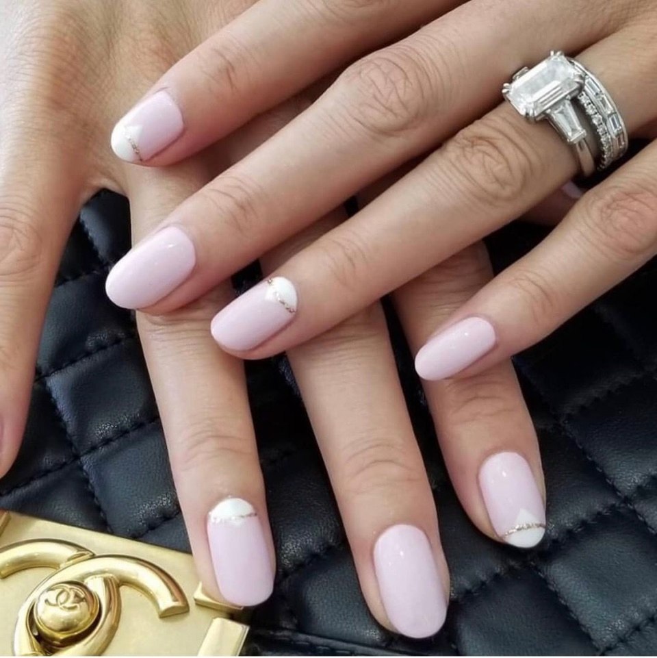 Естественный маникюр с лунками