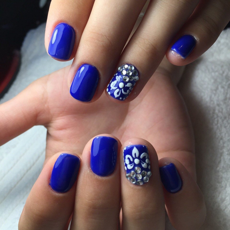 Дизайн с синим гель лаком