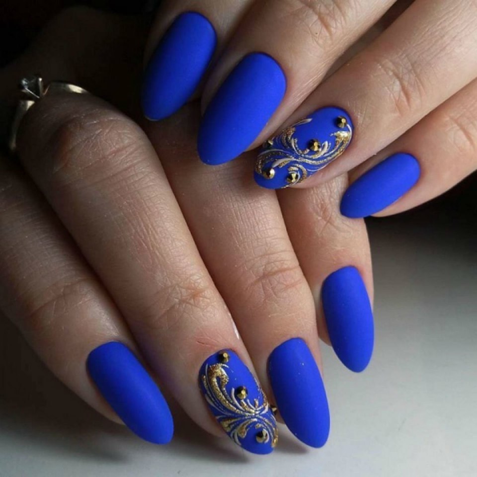 Темно-синий маникюр на коротких ногтях