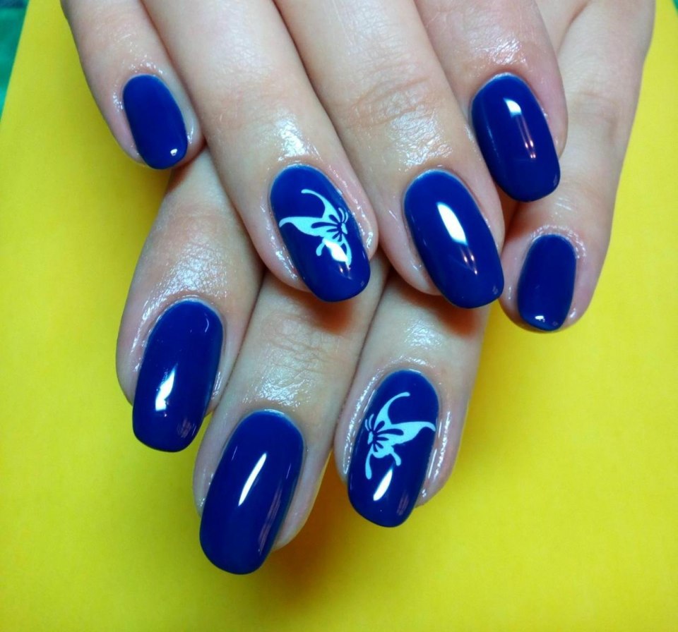 Маникюр с синим лаком