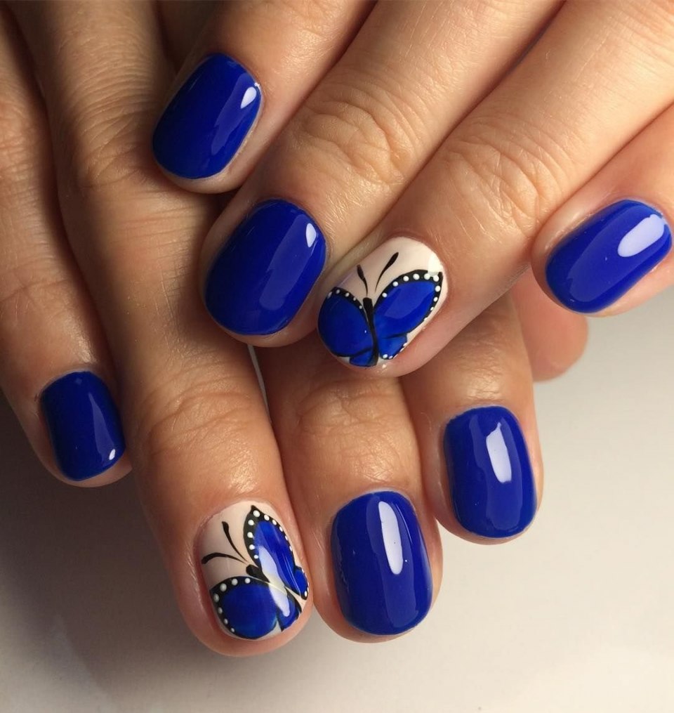 Стильный синий маникюр