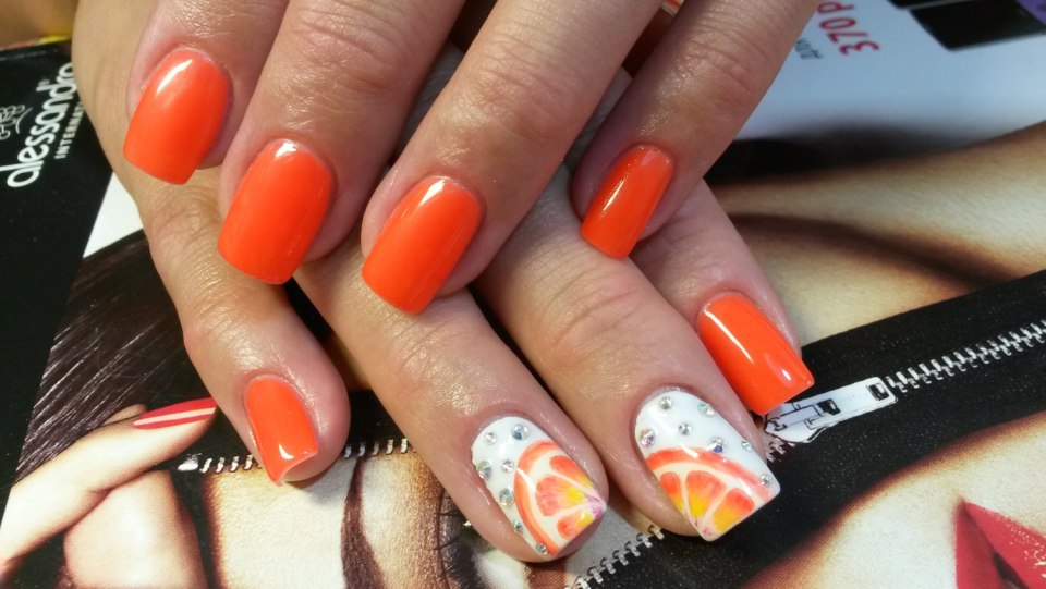Ногти оранжевые с белым