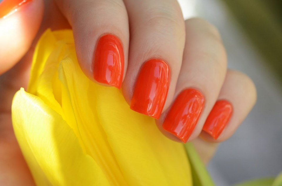 Морковный цвет ногтей