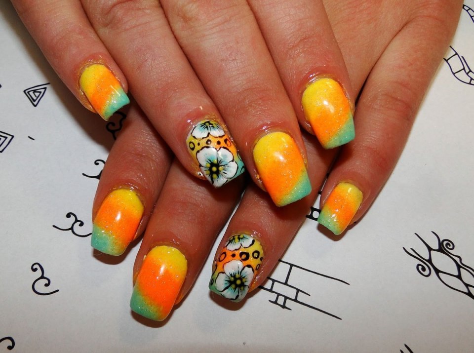 Неоновый оранжевый маникюр