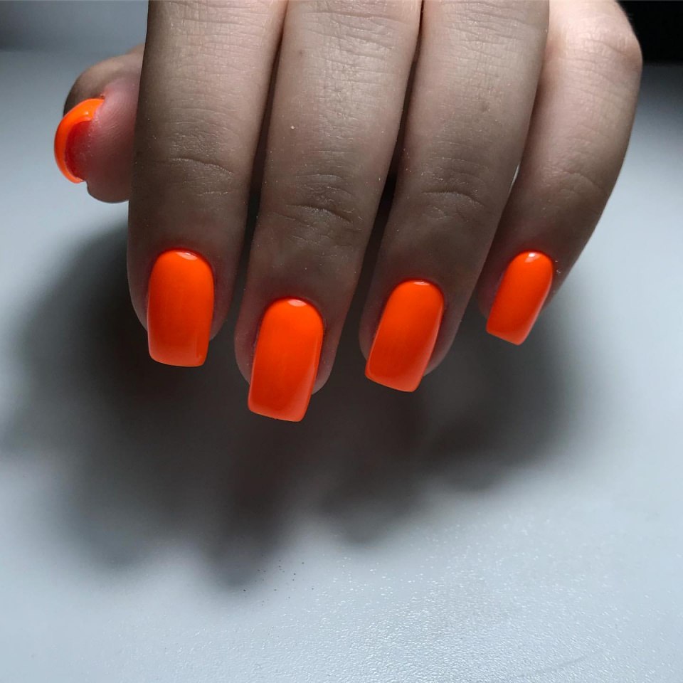 Летний маникюр оранжевый