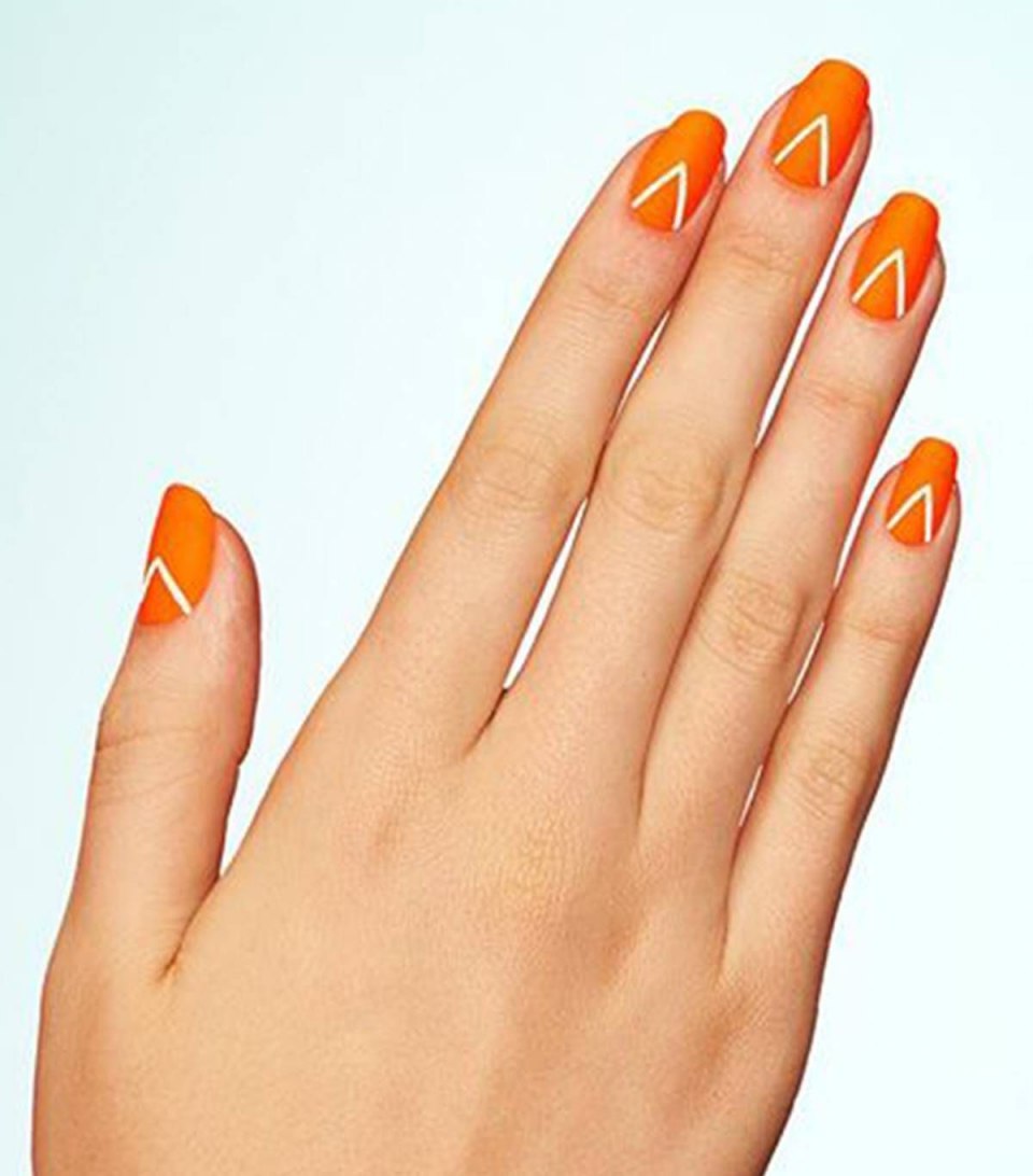 Ассоциация яркого маникюра