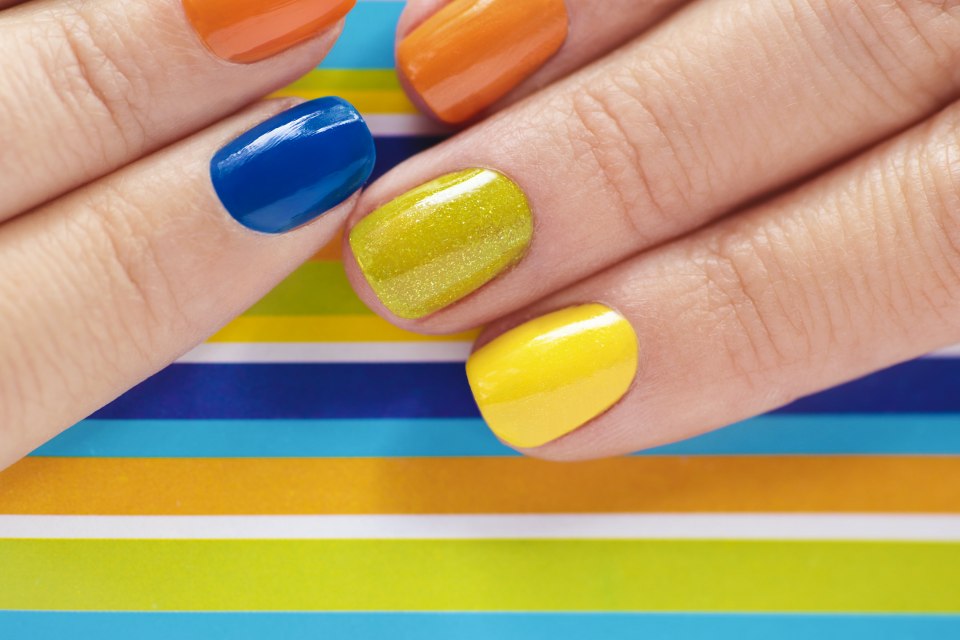 Маникюр красный с желтым