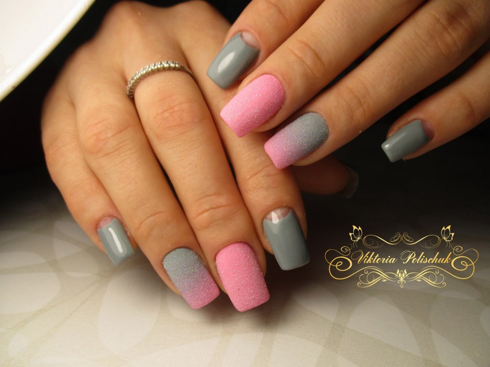 Серо-розовый маникюр