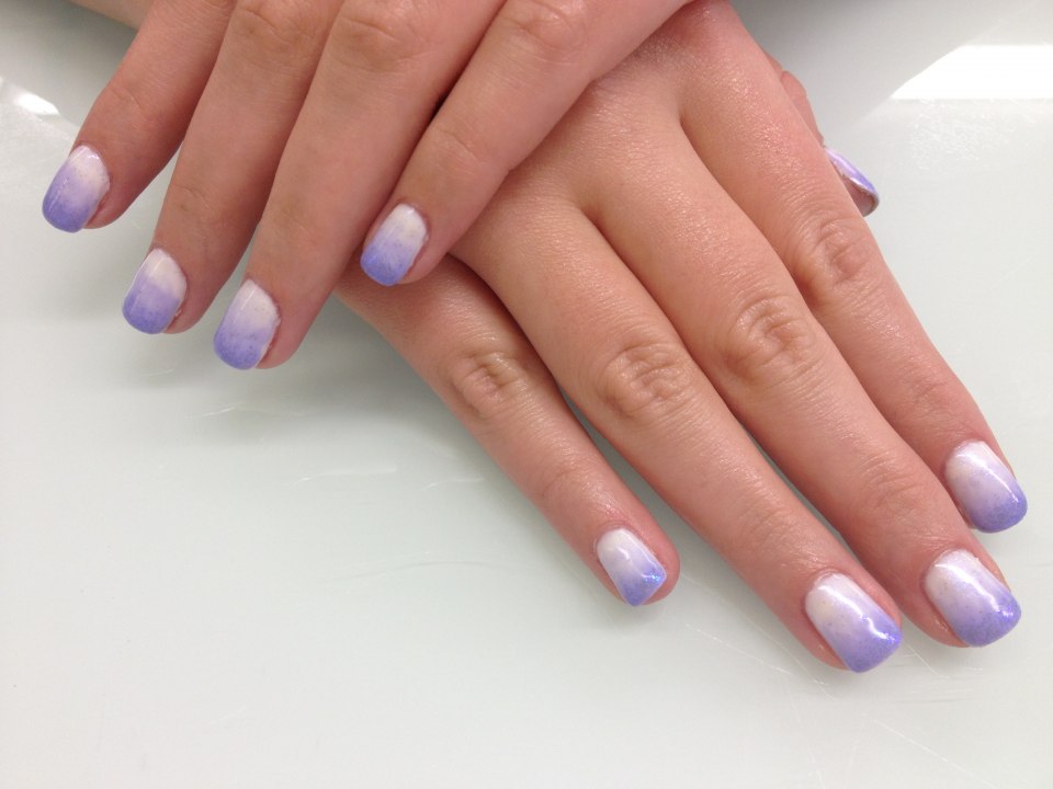 Маникюр на короткие омбре белый и фиолетовый