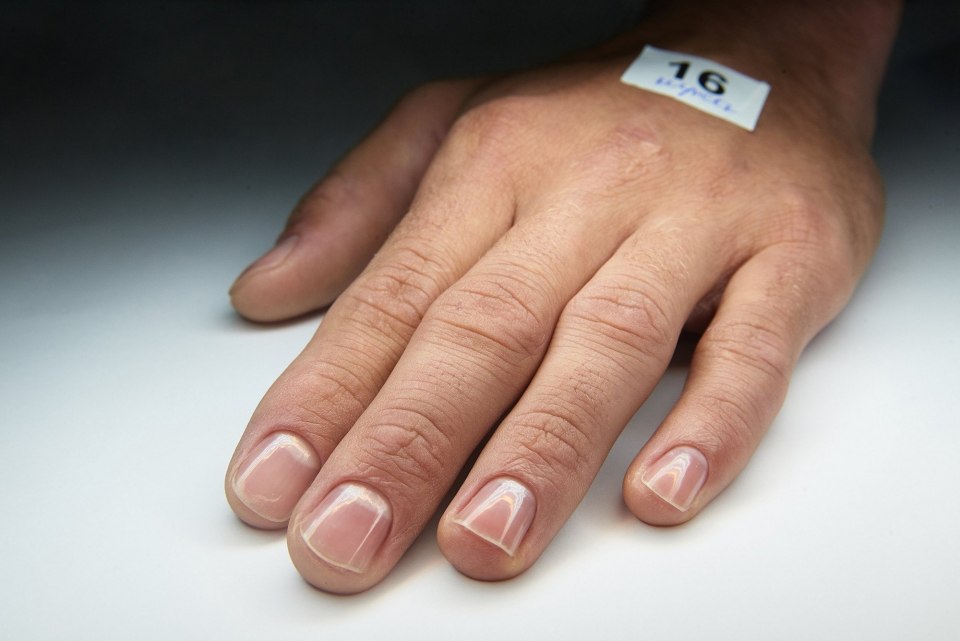 Мужской маникюр белый