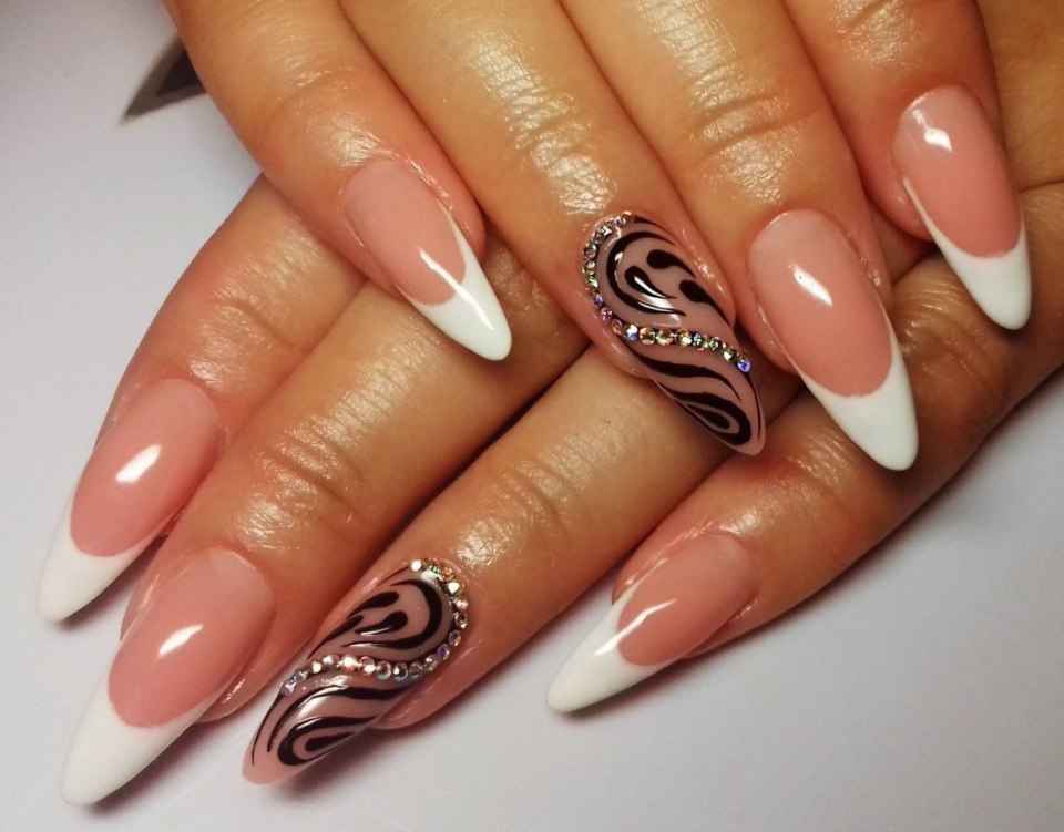 Френч на миндалевидных ногтях 2021