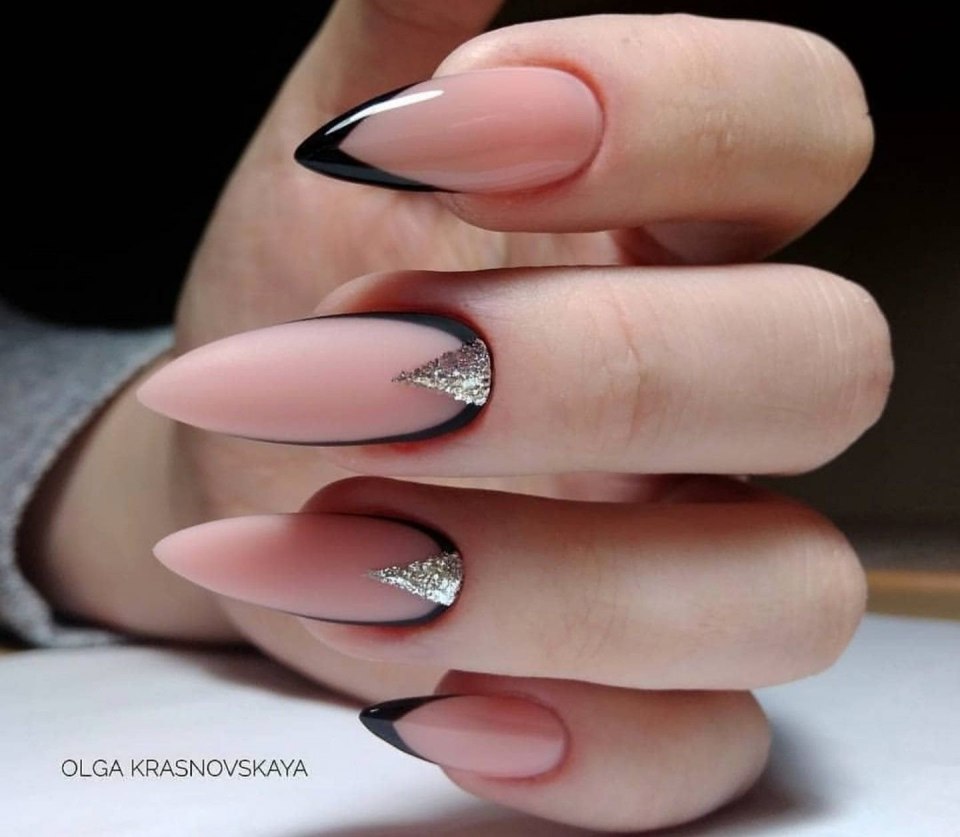 Черный френч на миндалевидных ногтях 2019