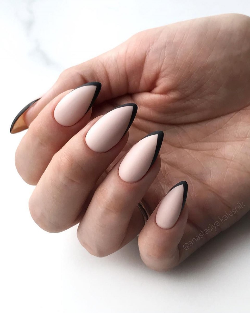 Чёрный френч на ногтях миндалевидной