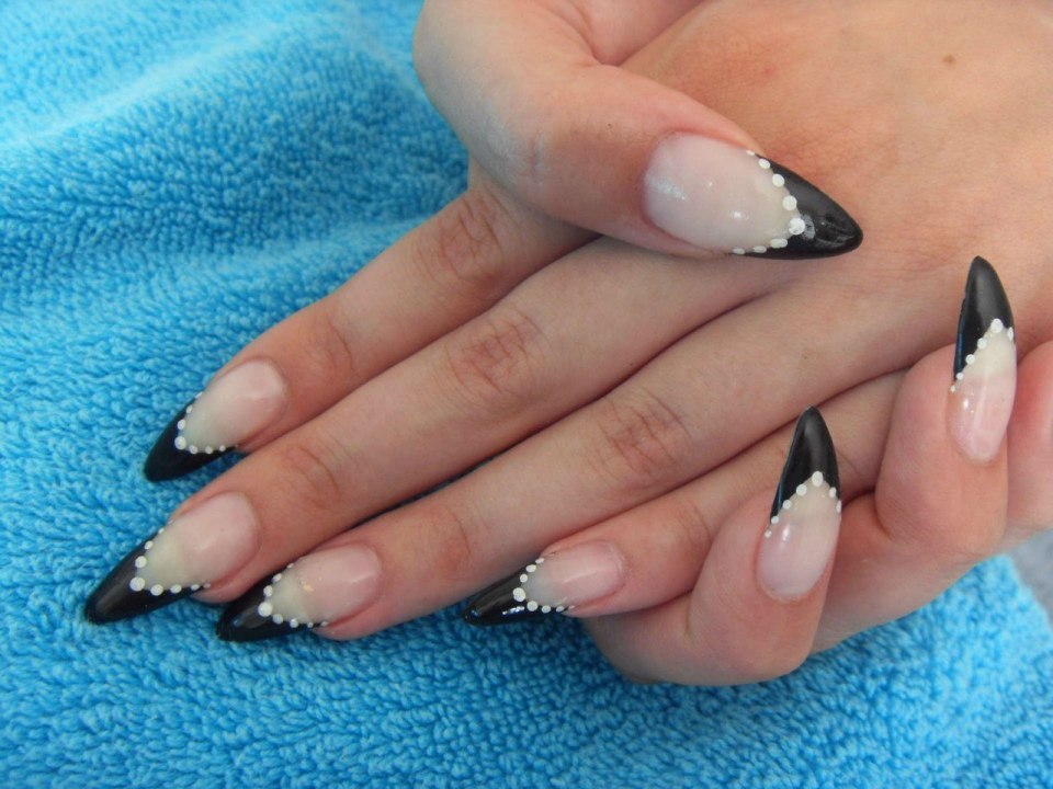 Наращивание ногтей френч миндалевидной формы