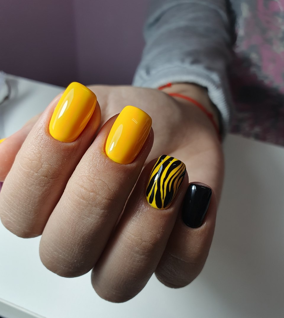 Дизайн ногтей синий с желтым