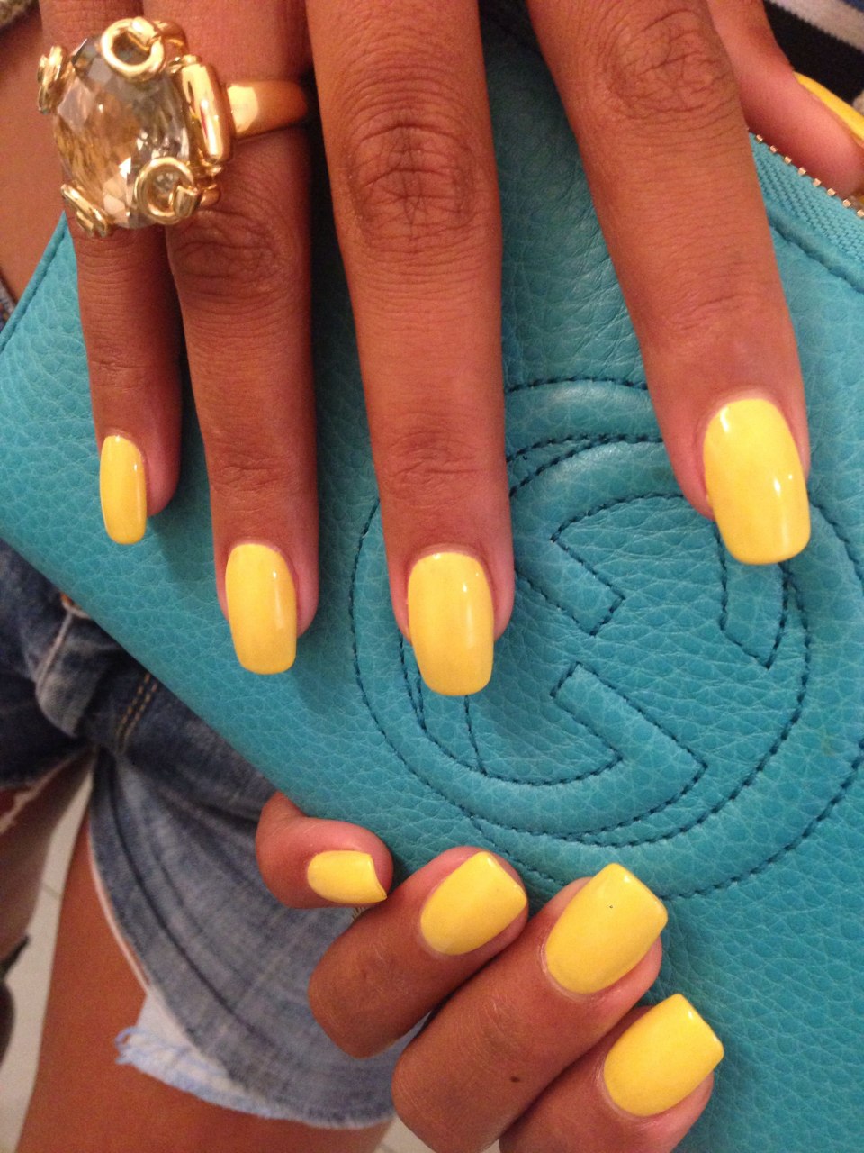 Маникюр в желтых тонах на короткие ногти