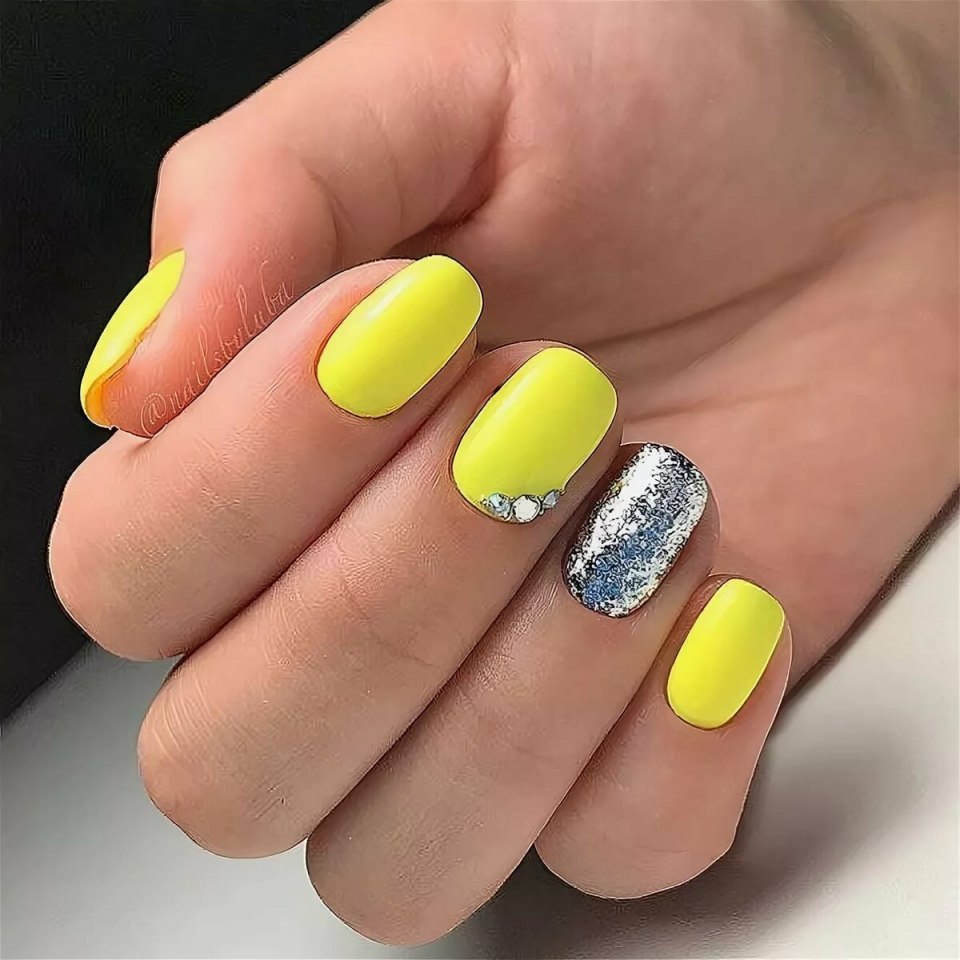 Маникюр в желтых тонах