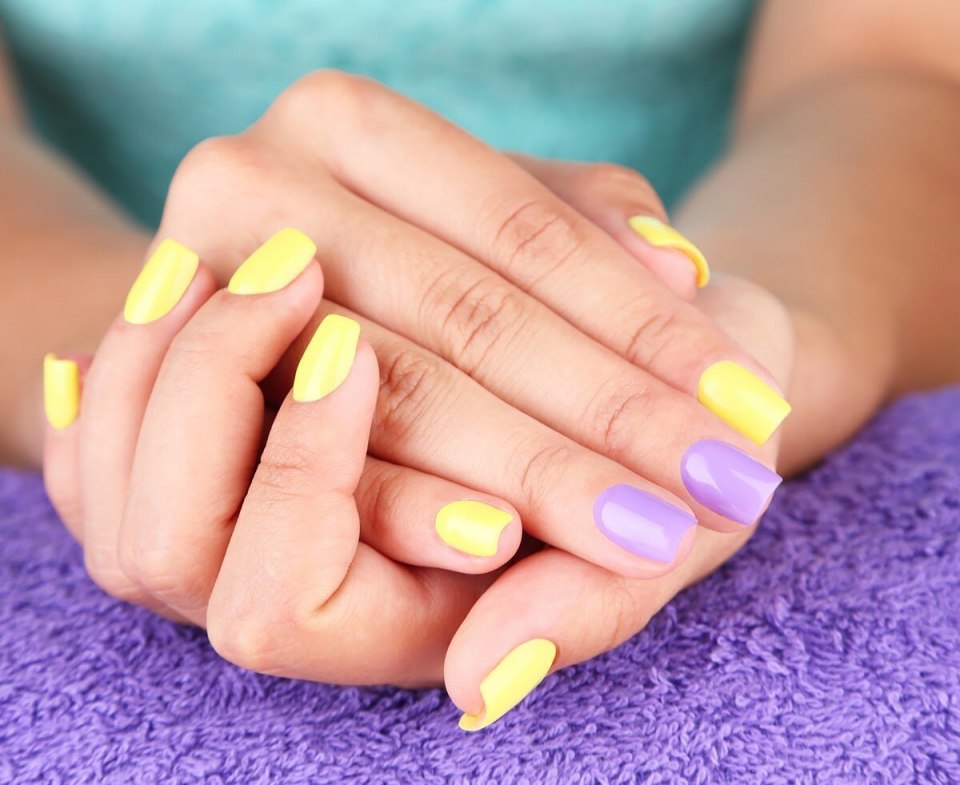 Маникюр с жёлтым цветом
