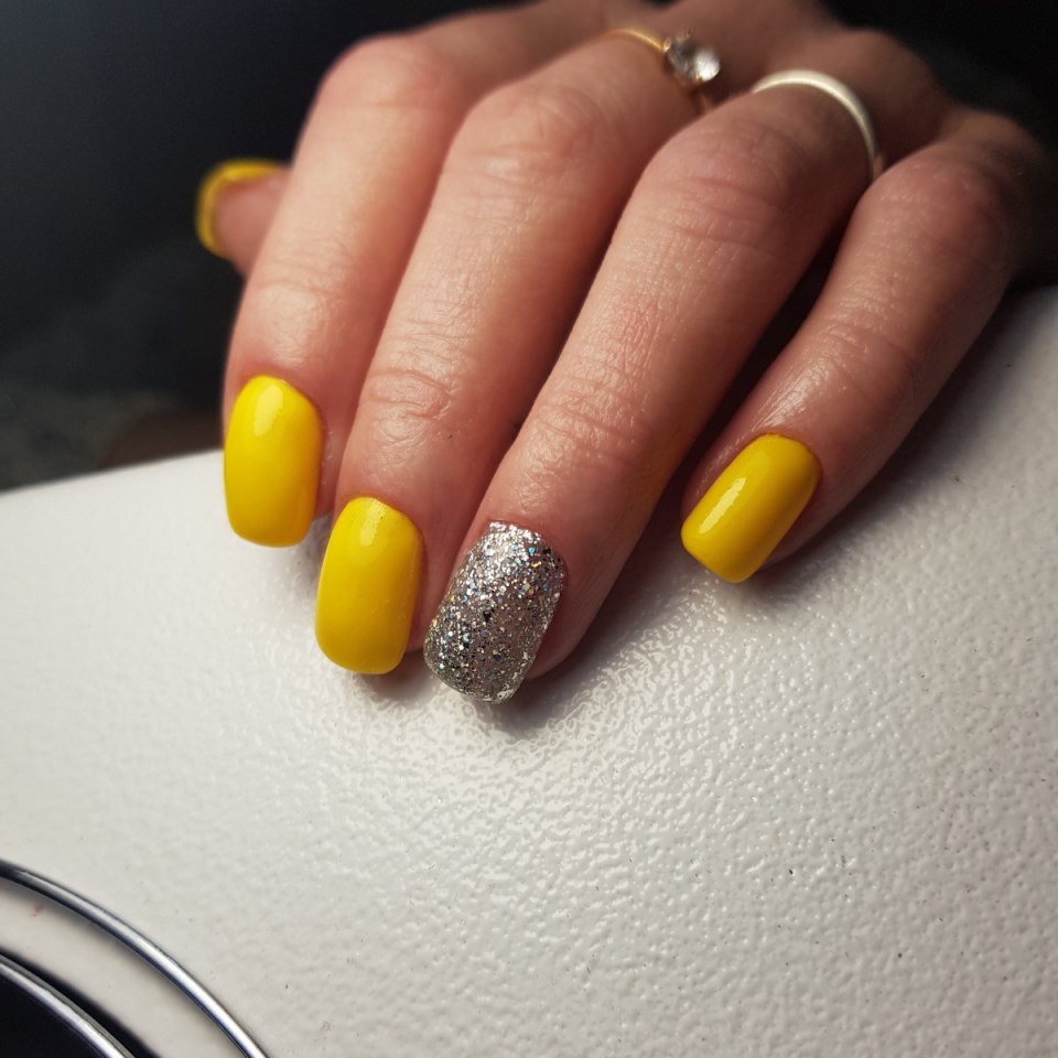 Маникюр с жёлтым цветом