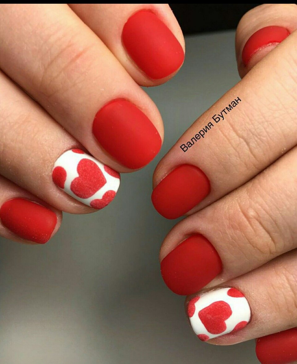 Розовый маникюр с сердечками