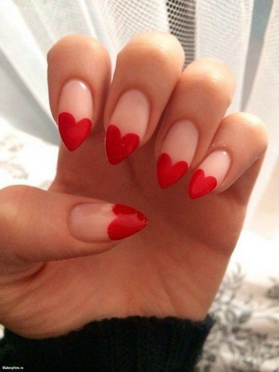Красные ногти с сердечками