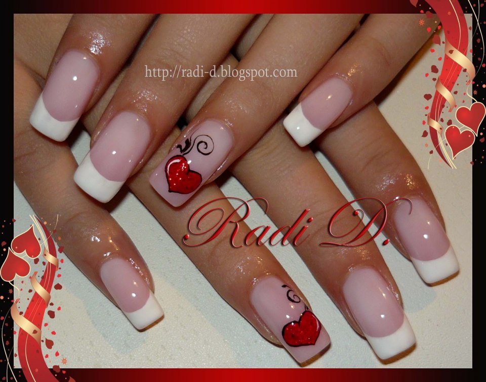 Бежевые ногти с сердечком