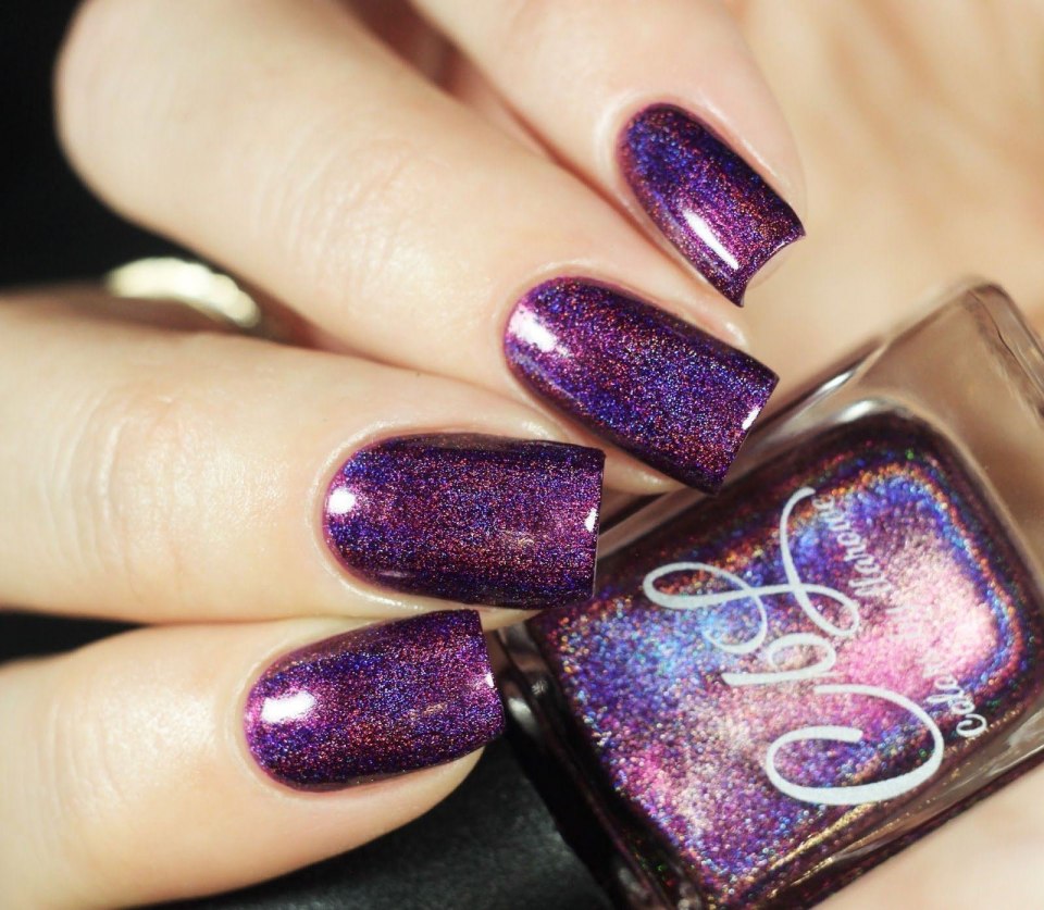 Темно-фиолетовый маникюр