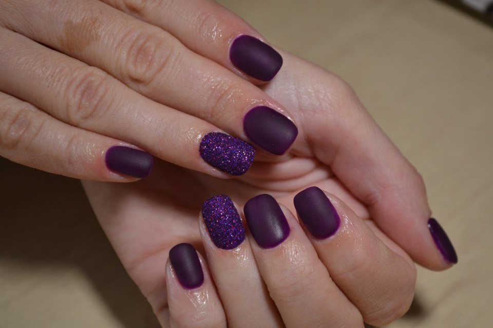 Маникюр в баклажановых тонах