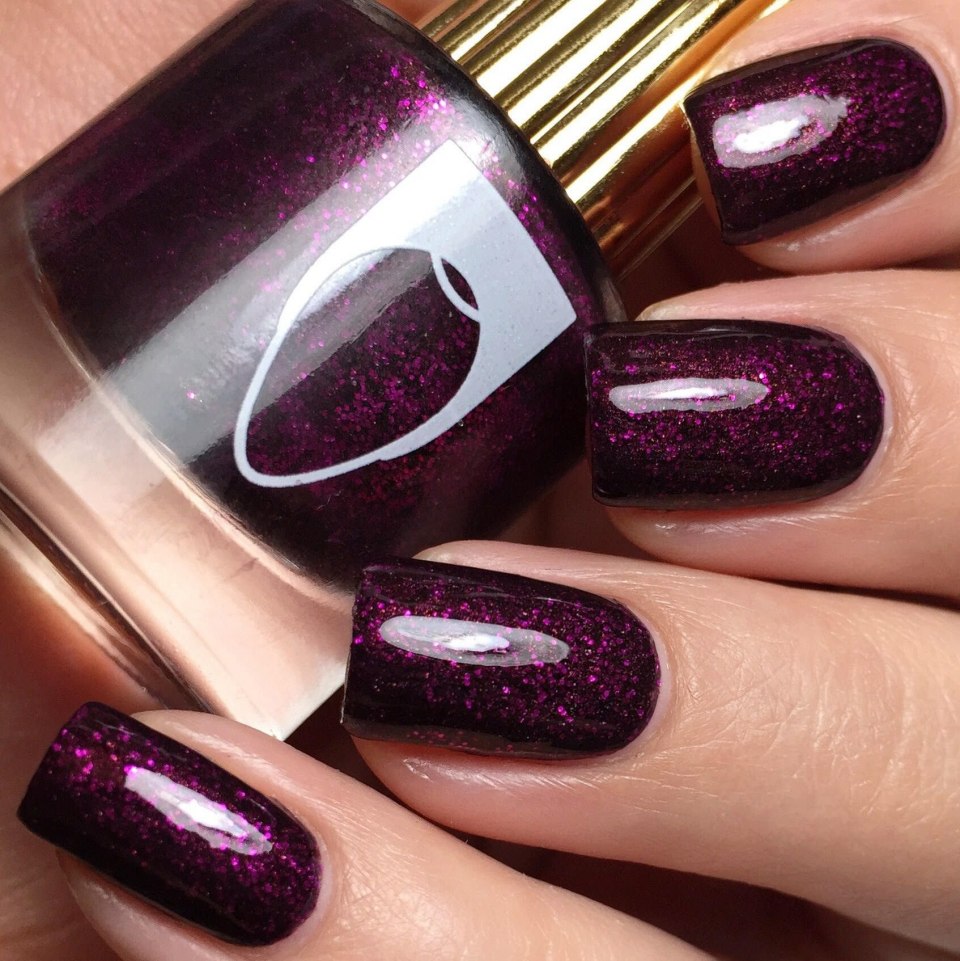 Темно-фиолетовый маникюр с блестками