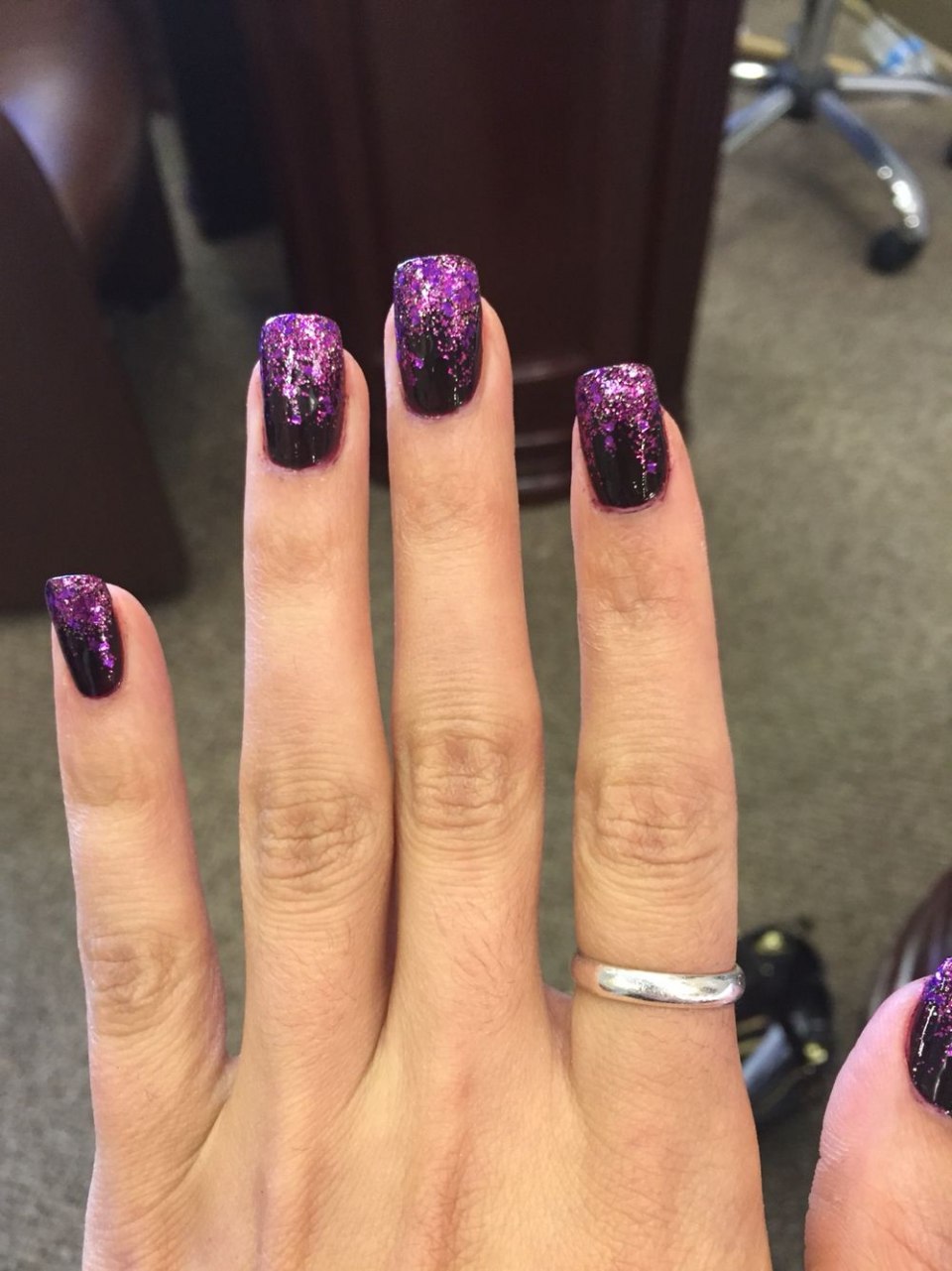 Сиреневые ногти с блестками