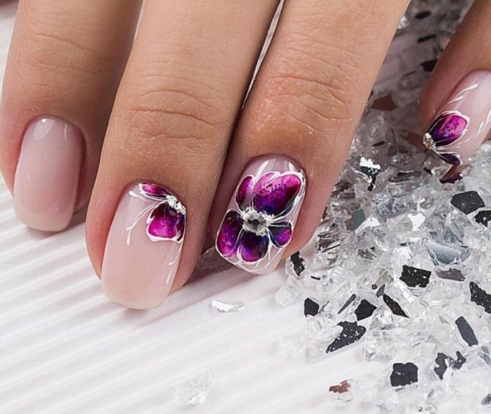 Модный френч на ногтях