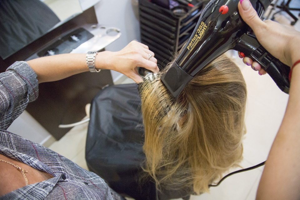 Укладка волос феном в парикмахерской