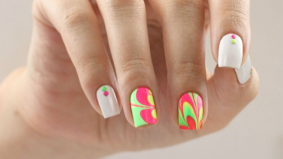 Яркий маникюр на белом фоне