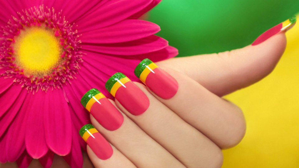Яркий маникюр
