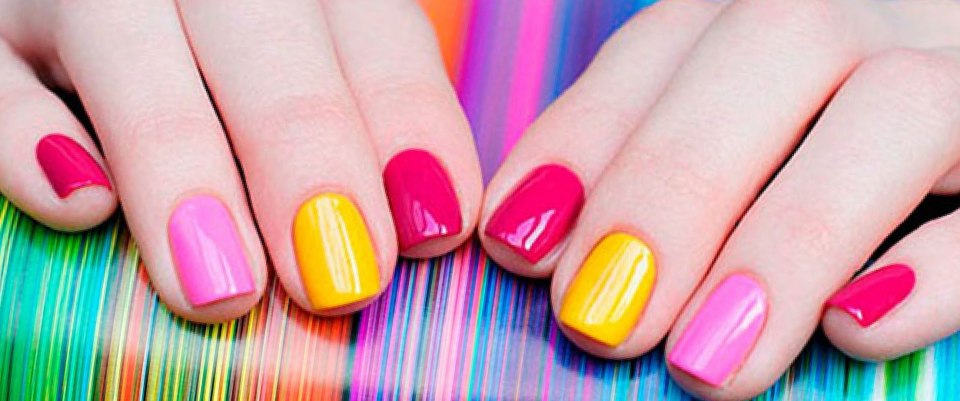 Маникюр неоновый зеленый