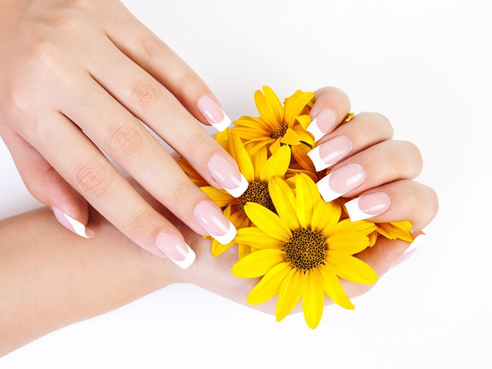 Яркий розовый маникюр