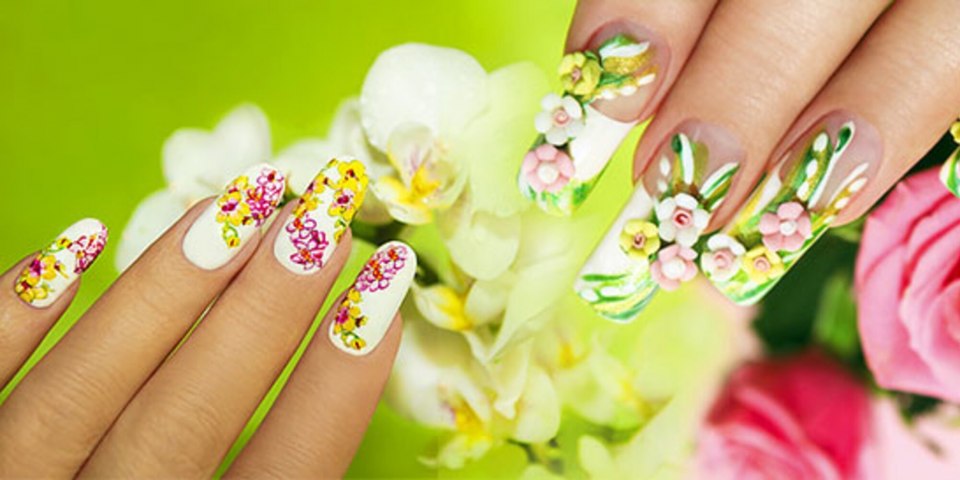 Красивые ногти на фоне цветов