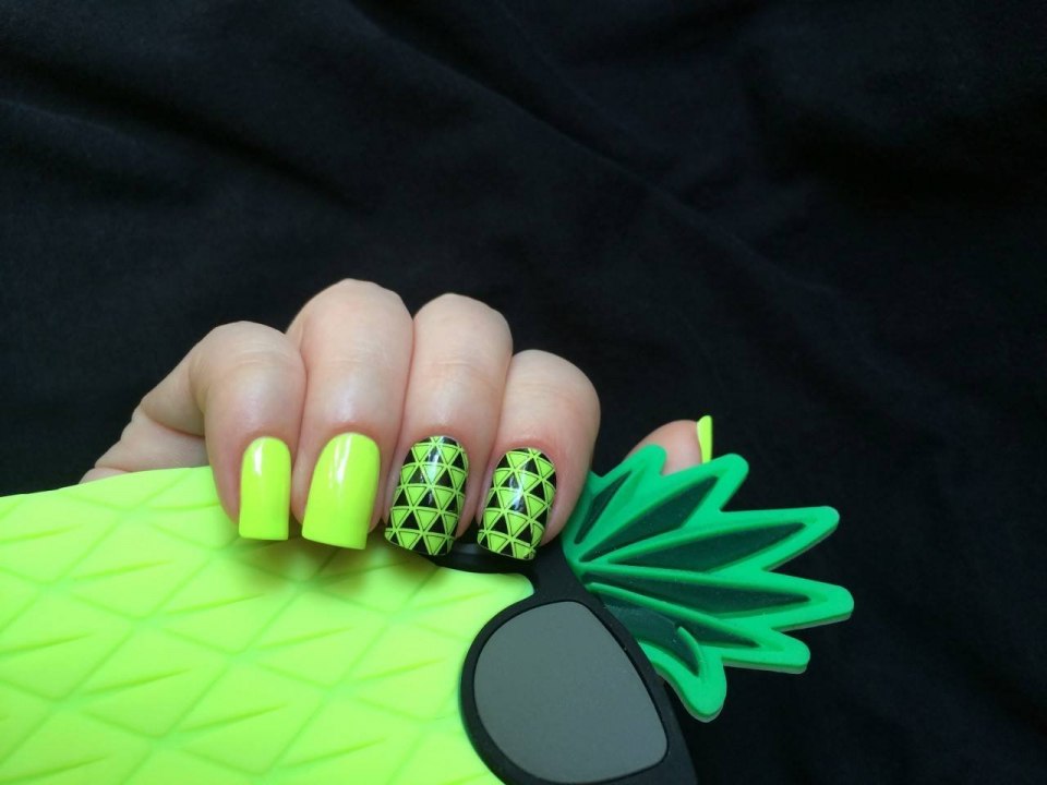 Рука с лаком